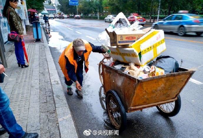 你扔一個煙頭，他們可能被罰款甚至付出生命[話筒]