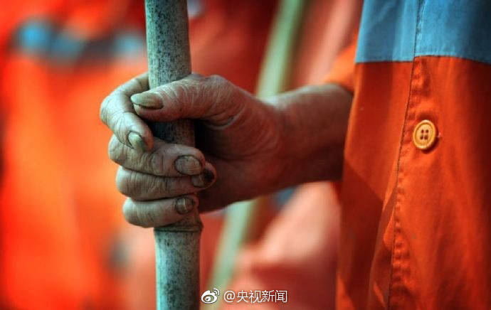 你扔一個煙頭，他們可能被罰款甚至付出生命[話筒]