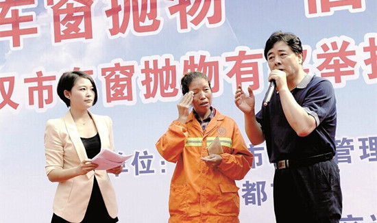 2014年10月，武漢某環(huán)衛(wèi)女工在制止一寶馬車主車窗拋物時(shí)，被后者連扇兩耳光。報(bào)案后，獲得1000元的“委屈獎(jiǎng)”