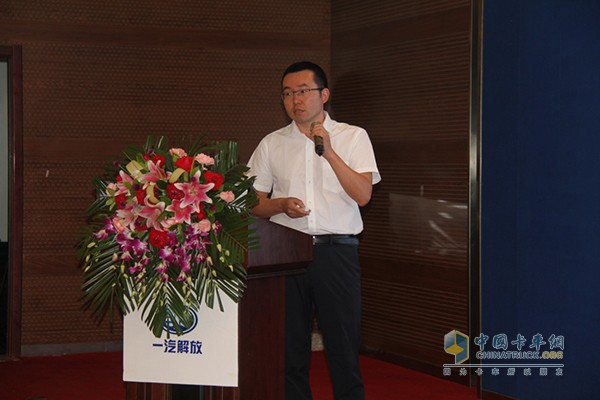 一汽解放汽車(chē)有限公司商用車(chē)開(kāi)發(fā)院主任師譚國(guó)勇先生做輕型國(guó)六產(chǎn)品講解