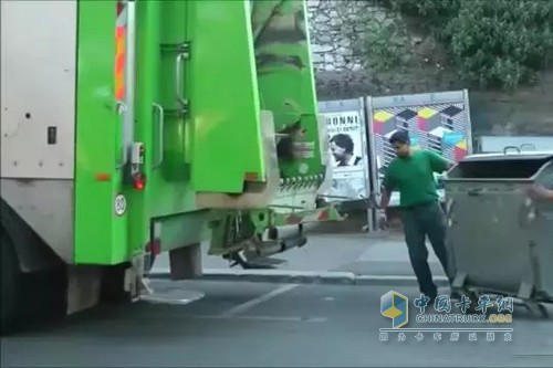 垃圾的收集要用兩個(gè)人來完成